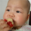 2007.05.17 小宝宝在吃桃子。