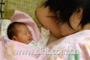 宝宝和妈妈在睡觉，宝宝可乖了，和妈妈躺在一起呼呼大睡。