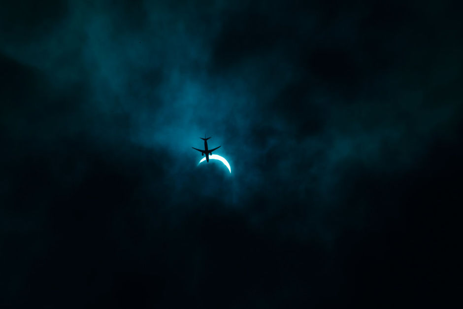 飞机穿越日食上空